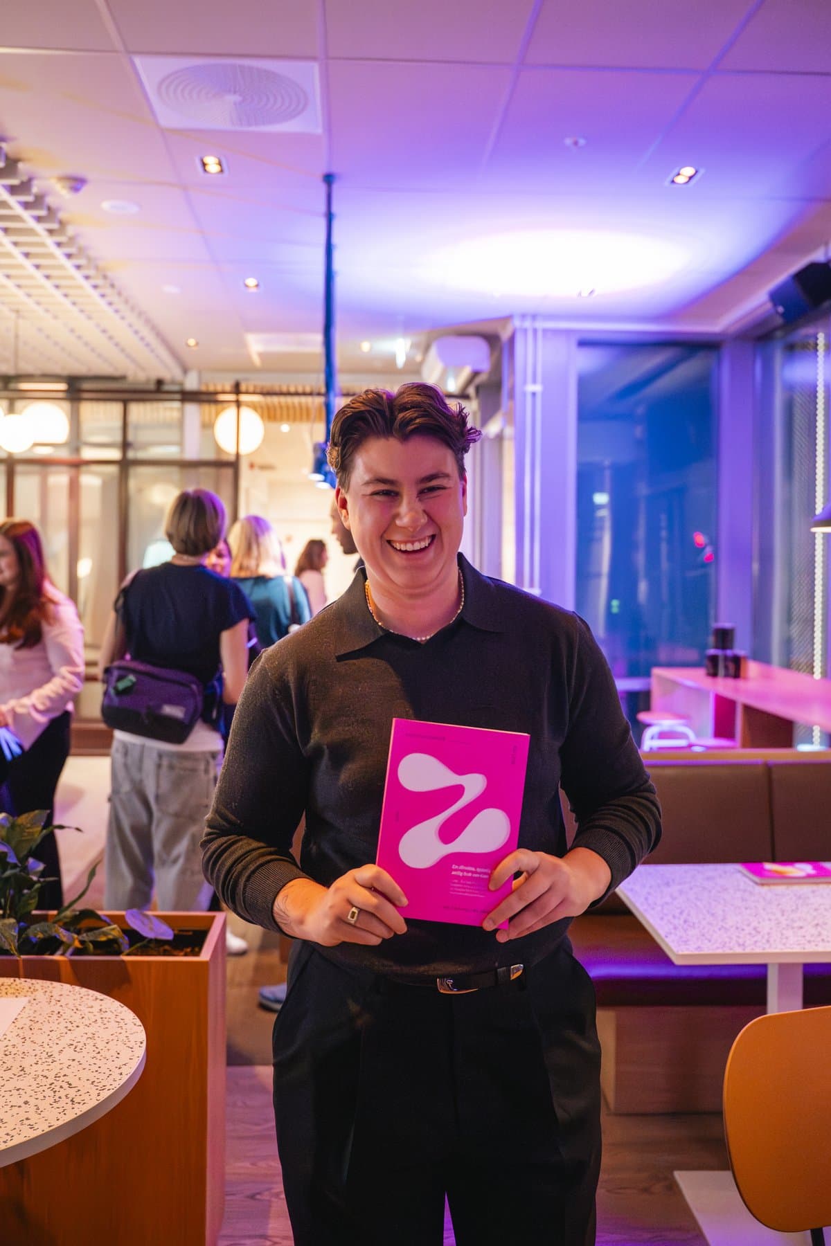 Ina Cabanillas Hansen med boken